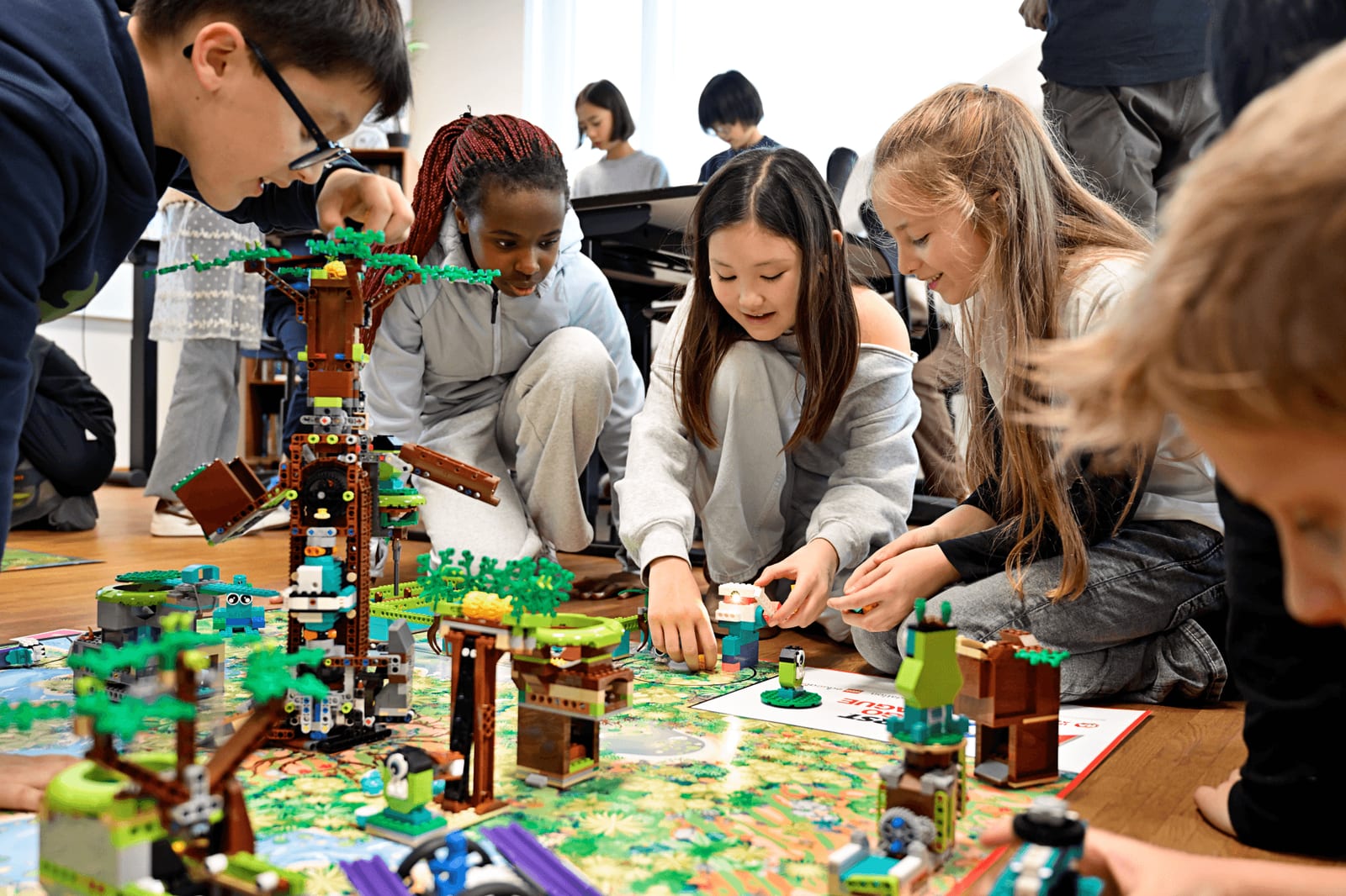 Joukkue rakentaa LEGO Education -sarjalla